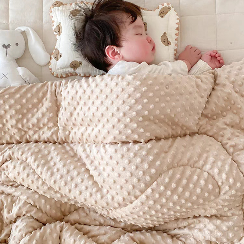 Baby Sensory Dot Cotton Quilt  - đánh giá và giá Baby Nursery Quilts